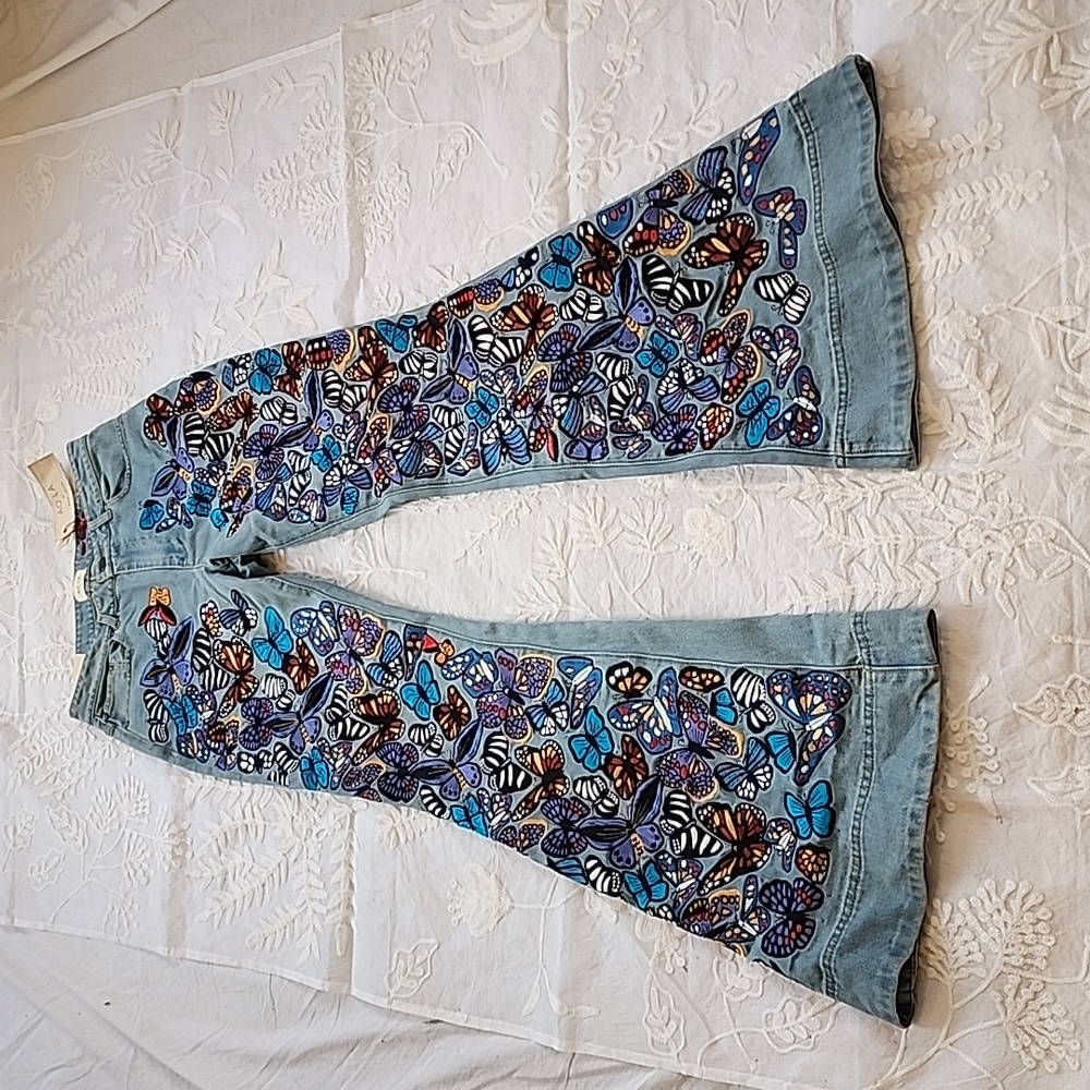 Alice + Olivia butterfly embroidered high rise bell jeans size 29